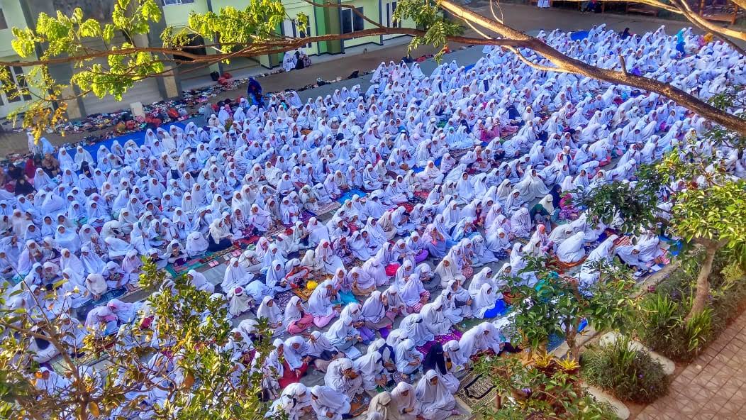 Ribuan Santri SMP-SMA Ar-Rohmah Putri Ikuti Sholat Idul Adha 1440 H
